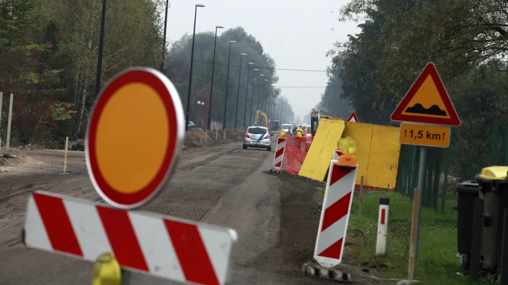 ﻿- 9.10.2013 - prenova Ižanske ceste - Ižanska cesta med križiščem s Peruzzijevo ulico in odcepom za Mateno že od aprila zaprta za ves promet zaradi rekonstrukcije vozišča -  //FOTO: Luka Cjuha