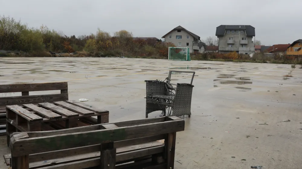 Na pogorišču nekdanjega teniškega centra v Tomačevem ljubljanska občina sedaj načrtuje kolesarski center. Foto: Bojan Velikonja 