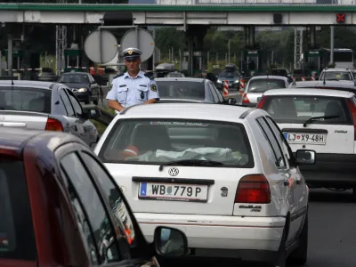 kolone na AC LJ-KP pred cestninsko postajo Log v smeri proti Kopru. Nadzorniki Darsa in policijapregledujejo vinjete.//foto: Bojan Velikonja