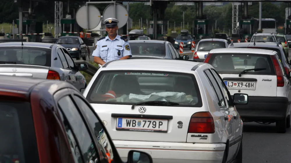 kolone na AC LJ-KP pred cestninsko postajo Log v smeri proti Kopru. Nadzorniki Darsa in policijapregledujejo vinjete.//foto: Bojan Velikonja