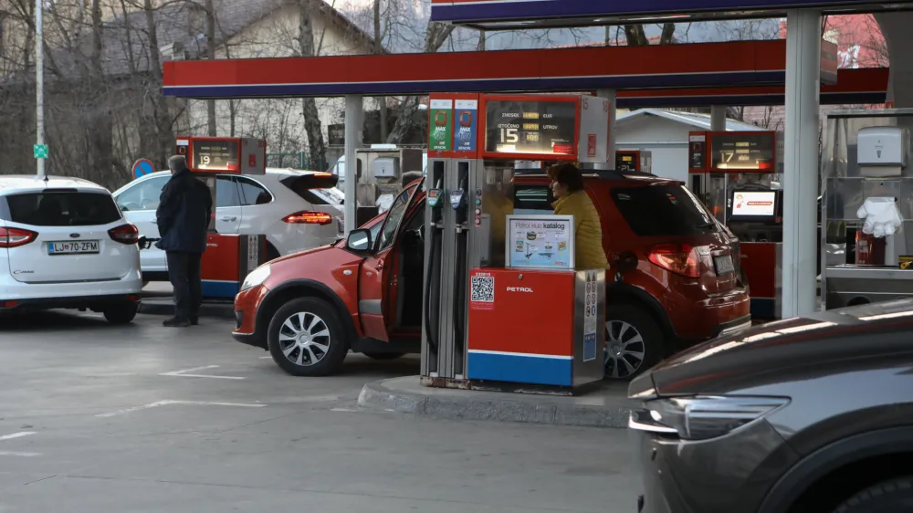 - 07.03.2022  Bencinska črpalka Petrol - podraitev bencina //FOTO: Luka Cjuha.