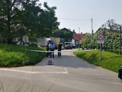 Območje okoli kraja nesrečnega dogodka je policija zaprla s trakom.