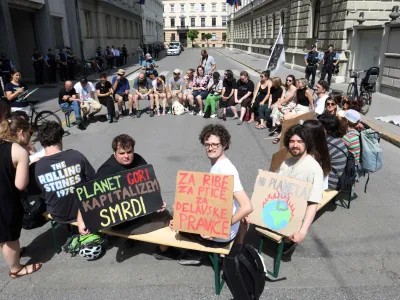 - 22.06.2023 – Mladi za podnebno pravičnost s sorodnimi aktivističnimi kolektivi in organizacijami – novinarska konferenca pred Vlado RS, kjer je ravno v tem času potekala seja, na kateri so potrjevali novi osnutek nacionalnega energetskega in podnebnega načrta//FOTO: Tomaž Skale