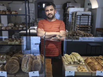 Andrej Gerželj se je pekovske umetnosti naučil sam. »Doma sva s punco od nekdaj rada pekla kruh,« je razlagal v pekarni Osem na Starem trgu. Foto: Jaka Gasar