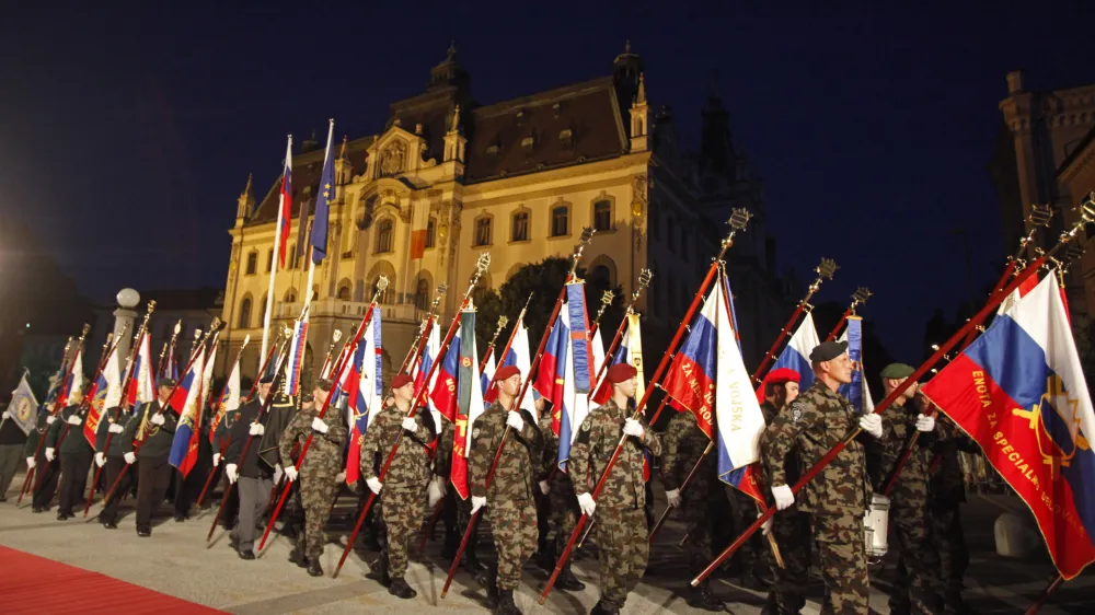 - Dan državnosti 2012 - osrednja slovesnost  - praporščaki  //FOTO: Luka Cjuha