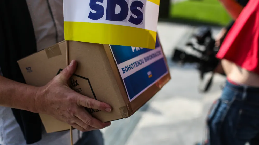 Stranka SDS. - 12.10.2022 – Predaja in izjava za medije zbranih podpisov stranke SDS pod zahteve za razpis referendumov o zakonih o vladi, RTVS in dolgotrajni oskrbi //FOTO: Bojan Velikonja