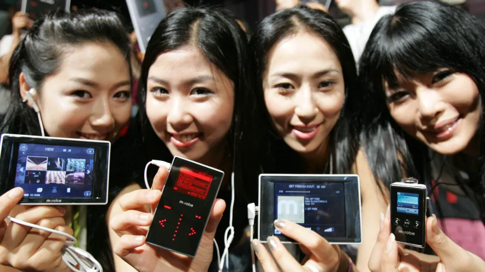  South Korean models display latest MP3 players, MR-500i, left, MR-100, second from left, and MR-F10, right, developed by Olympus during a product release ceremony in Seoul, Thursday, June 30, 2005. Olympus Korea Co. is marketing five types of new MP3 products priced between 149,000 won (145 USD) and 349,000 won (340 USD) to broaden its business base in South Korea.  (AP Photo/Ahn Young-joon).