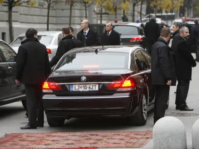 ﻿- 26.11.2014 na Vegovi ulici v Ljubljani - - varovanje, varnostnik telesni stražar, body guard, predsedniško protokolarno vozilo predsednika republike //FOTO: Tomaž Skale