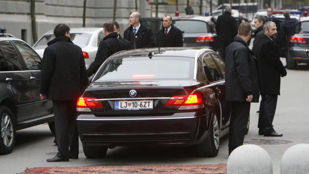 ﻿- 26.11.2014 na Vegovi ulici v Ljubljani - - varovanje, varnostnik telesni stražar, body guard, predsedniško protokolarno vozilo predsednika republike //FOTO: Tomaž Skale