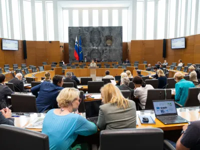 Ljubljana, DZ.<br>Nadaljevanje redne seje DZ, na kateri so med drugim obravnavali predloge novel zakona o solski prehrani, zakona o javnih financah, zakona o postopku priznavanja poklicnih kvalifikacij za opravljanje reguliranih poklicev in zakona o nadzoru drzavne meje, predlog sprememb odloka o ustanovitvi Univerze na Primorskem ter predlog resolucije o Strategiji prostorskega razvoja Slovenije 2050.