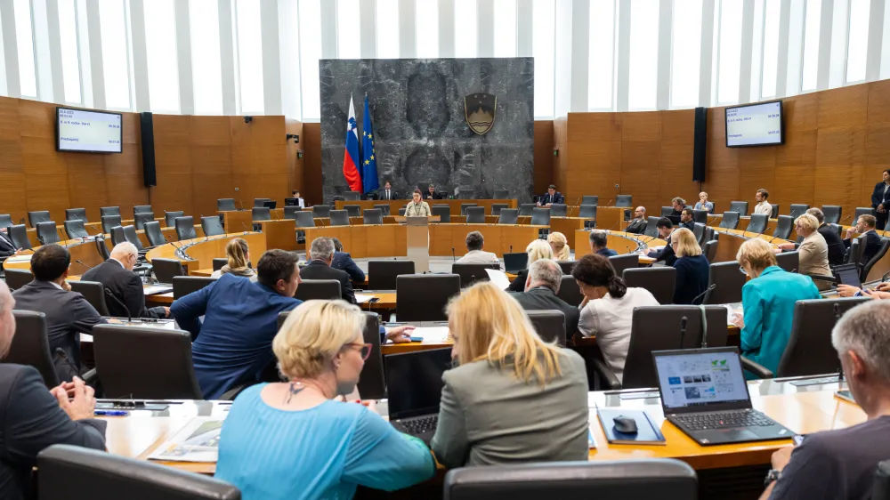 Ljubljana, DZ.<br>Nadaljevanje redne seje DZ, na kateri so med drugim obravnavali predloge novel zakona o solski prehrani, zakona o javnih financah, zakona o postopku priznavanja poklicnih kvalifikacij za opravljanje reguliranih poklicev in zakona o nadzoru drzavne meje, predlog sprememb odloka o ustanovitvi Univerze na Primorskem ter predlog resolucije o Strategiji prostorskega razvoja Slovenije 2050.