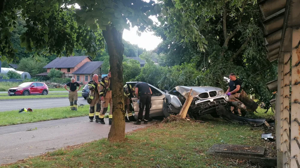 Močno pijani voznik BMW-ja jo je odnesel brez poškodb. F Bojan Velikonja