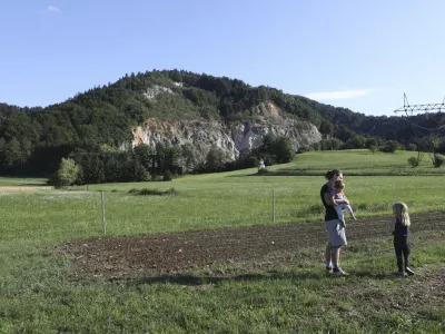 Kamnolom Sadinja vas stoji sredi kmetijskih obdelovalnih površin.