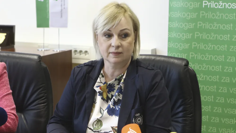 Greta Metka Barbo Škerbinc, vršilka dolžnosti generalne direktorice ZRSZ05.07.2023 - Zavod RS za zaposlovanje (ZRSZ) - predstavili podatke o brezposelnosti za mesec junij o pomanjkanju delavcev v nekaterih dejavnostih ter predstavili ukrepe zavoda za ublažitev nastalih razmer; Cesta IX/6 v Rožni dolini //FOTO: Luka Cjuha