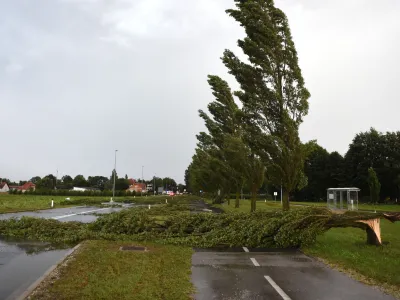 Slovenija, Murska Sobota, 13.07.2023, 13.Julij 2023<br>Neurje v Murski soboti, narava, dogodek, vreme, veter, drevo, streha, naravna nesreča<br>Foto:Tadej Kirincic/Sobotainfo/Bobo<br>