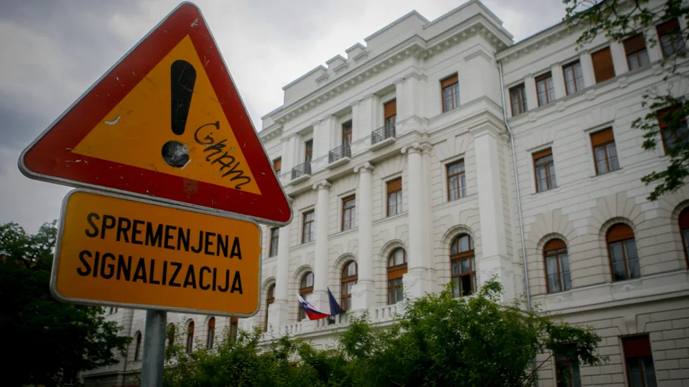 Službi za nadzor sodišč že od njene ustanovitve očitajo, da gre za spečo nevarnost, ki je izvršilni veji oblasti odprla vrata v sodstvo.