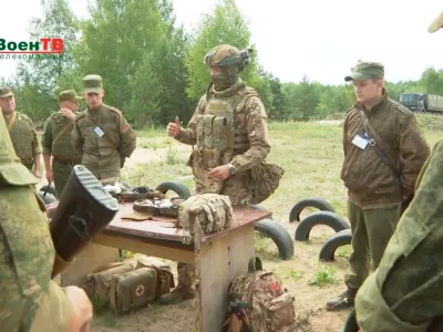 A fighter from Russian Wagner mercenary group conducts training for Belarusian soldiers on a range near the town of Osipovichi, Belarus July 14, 2023 in this still image taken from handout video. Voen Tv/Belarusian Defence Ministry/Handout via REUTERS ATTENTION EDITORS - THIS IMAGE WAS PROVIDED BY A THIRD PARTY. NO RESALES. NO ARCHIVES. MANDATORY CREDIT