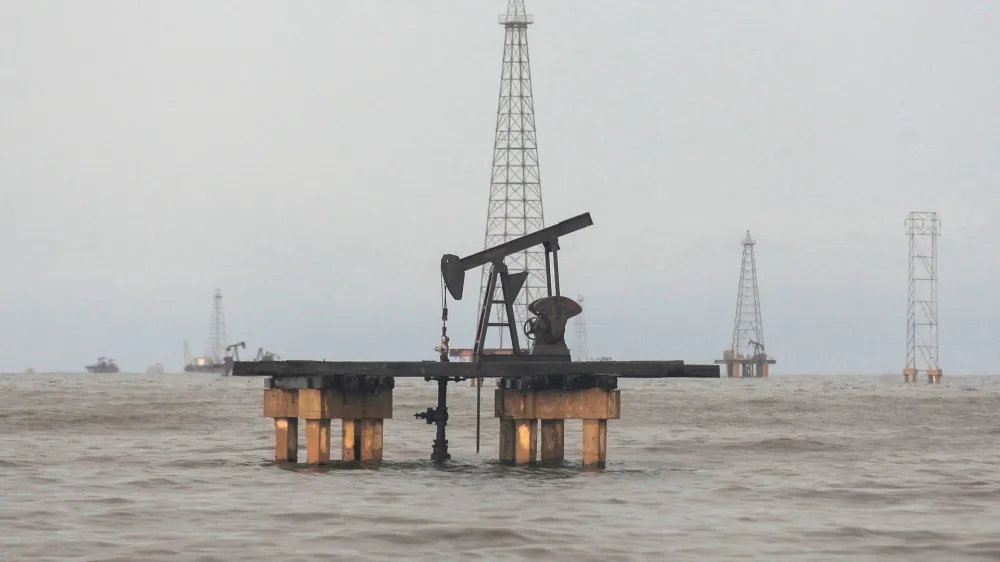 FILE PHOTO: An oil rig is seen on Lake Maracaibo, in Cabimas, Venezuela October 14, 2022. REUTERS/Issac Urrutia/File Photo