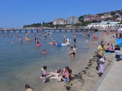 ﻿PortoroĹľ, 28.06.2020plaĹľa PortoroĹľ, turizem, kopalci, poletje, morje,hoteli,