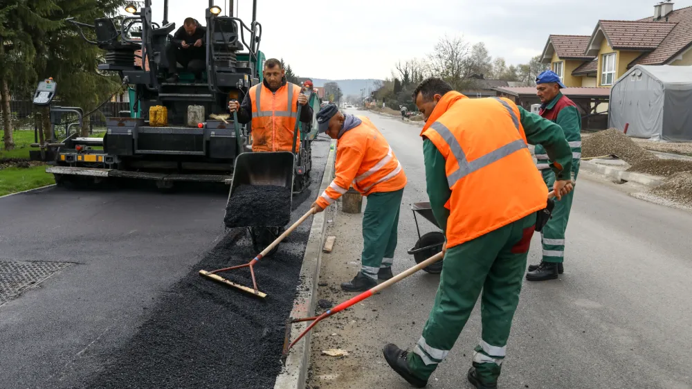 - 09.11.2022 – Prenova ceste v naselju Črna vas - zaprta cesta na odseku od Ižanske ceste do Brglezovega štradona – ureditev vodovoda, kanalizacije, plinovoda, električne in telekomunikacijske napeljave, javne razsvetljave, pločnika, kolesarske steze in vozišča //FOTO: Luka Cjuha