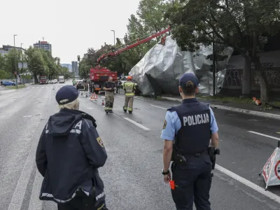 Del strehe, ki ga je močan veter v sredo odtrgal s Plečnikovega stadiona, je pristal na deponiji.