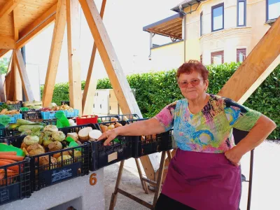 Prodajna miza Marije Koželj je polna domače zelenjave in jabolk. Letos na njeni njivi najbolje uspevajo kumare, bučke in fižol, na tržnici pa ponuja tudi različne sorte krompirja, korenje, kolerabo, čebulo in ohrovt.