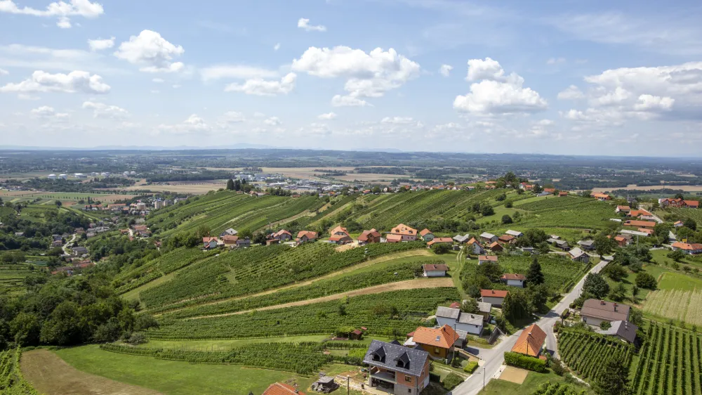 - 15.7.2019 - stolp Vinarium, Dolgovake Gorice, Lendava - tema razvitosti krajev na obeh straneh slovensko-hrvake mejeFoto: Matja Rut