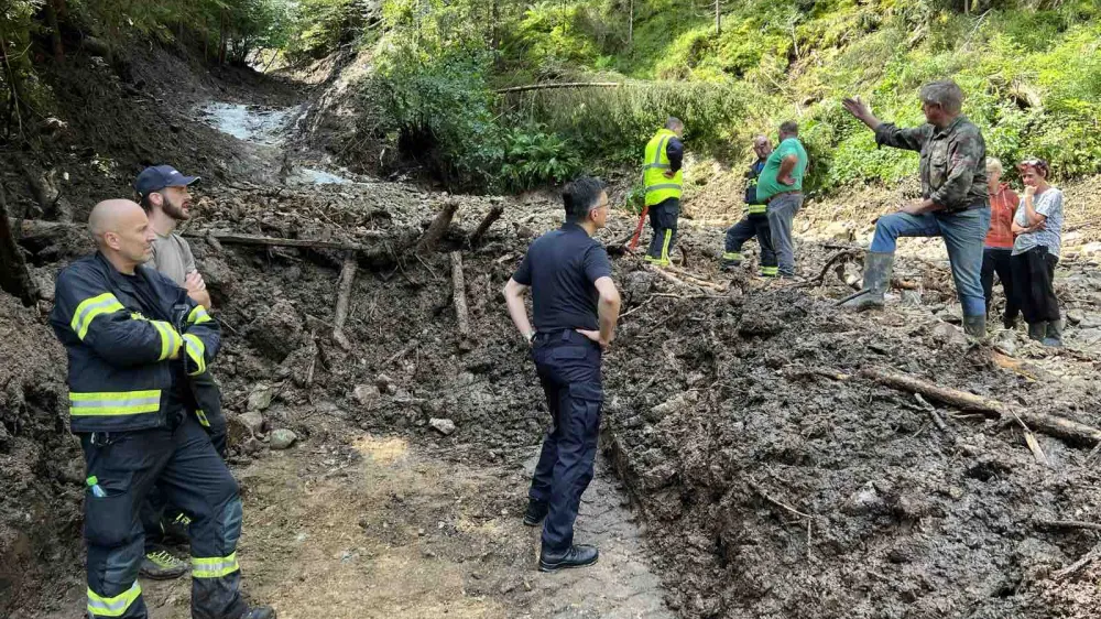 V Crni na Koroskem.<br>Minister za obrambo Marjan Sarec si v Crni na Koroskem ogleduje posledice petkovega neurja, ki je sprozilo plazove in povzrocilo hudourniske poplave.<br>Po potrebi bodo aktivirali gasilske enote iz drugih delov Slovenije.