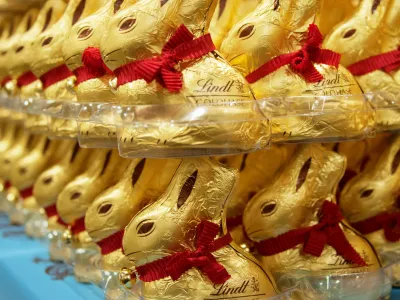 FILED - 09 March 2016, Bavaria, Munich: Lindt gold bunnies can be seen in a store. The Swiss chocolate manufacturer Lindt & Sprüngli turned over more than 2 billion Swiss francs in the first half of the year, a feat it has never achieved before. Photo: Amelie Sachs/dpa