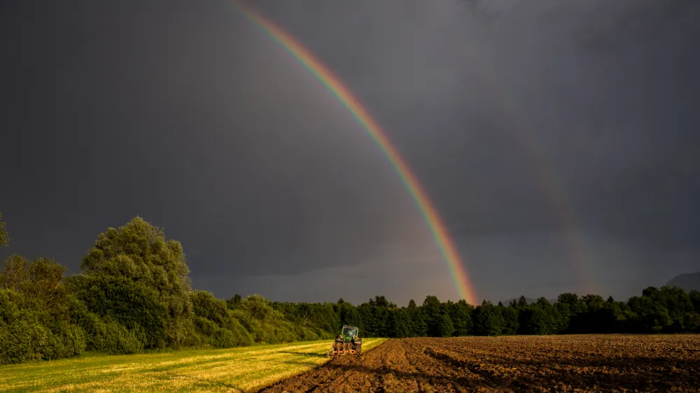 simboličana fotografija, kmetijstvo, obdelava zamlje, oranje, traktor.- 11.06.2021 - Mavrica nad ljubljanskim barjem //FOTO: Bojan Velikonja