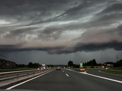 - Nevihta, nevihtni oblak. Štajerska avtocesta Maribor Ljubljana- 19.07.2023 – vreme - oranžno opozorilo za celotno Slovenijo – nevihtni pas - nevihte //FOTO: