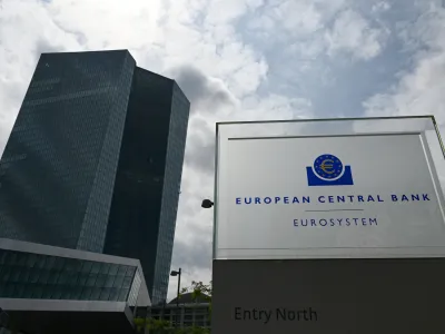 26 July 2023, Hesse, Frankfurt_Main: A stele with the inscription "European Central Bank - Eurosystem" stands in front of the European Central Bank (ECB) in the east of the banking city. Photo: Arne Dedert/dpa