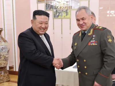 HANDOUT - 26 July 2023, North Korea, Pyongyang: A photo released by the North Korean state news agency (KCNA) on 27 July 2023 shows North Korean leader Kim Jong-un (L) meeting with Russian Defence Minister Sergey Shoigu at the headquarters of the Central Committee of the Workers' Party in Pyongyang. Photo: -/KCNA/KNS/dpa - ACHTUNG: Nur zur redaktionellen Verwendung und nur mit vollständiger Nennung des vorstehenden Credits