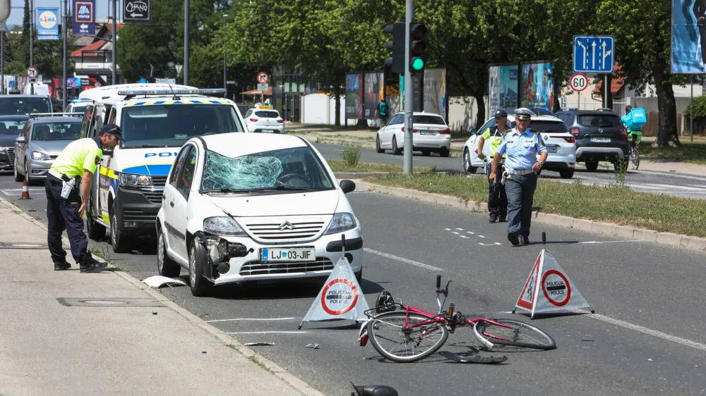 Med vzroki nesreč izstopata neprilagojena hitrost in neupoštevanje prednosti.