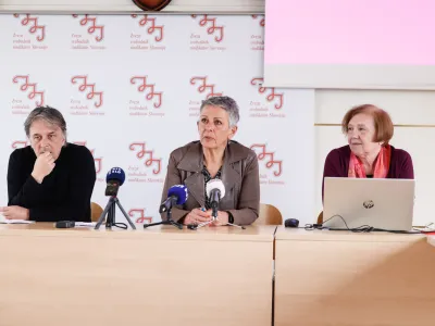 Lidija, dom sindikatov.<br>Novinarska konferenca Zveze svobodnih sindikatov Slovenije (ZSSS) o sprejemu pravilnika o poklicnih boleznih.<br>Izvrsni sekretar ZSSS za pravna in sistemska vprasanja Andrej Zorko, predsednica ZSSS Lidija Jerkic in samostojna svetovalka na podrocju zdravstva ter varnosti in zdravja pri delu na ZSSS Lucka Bohm.