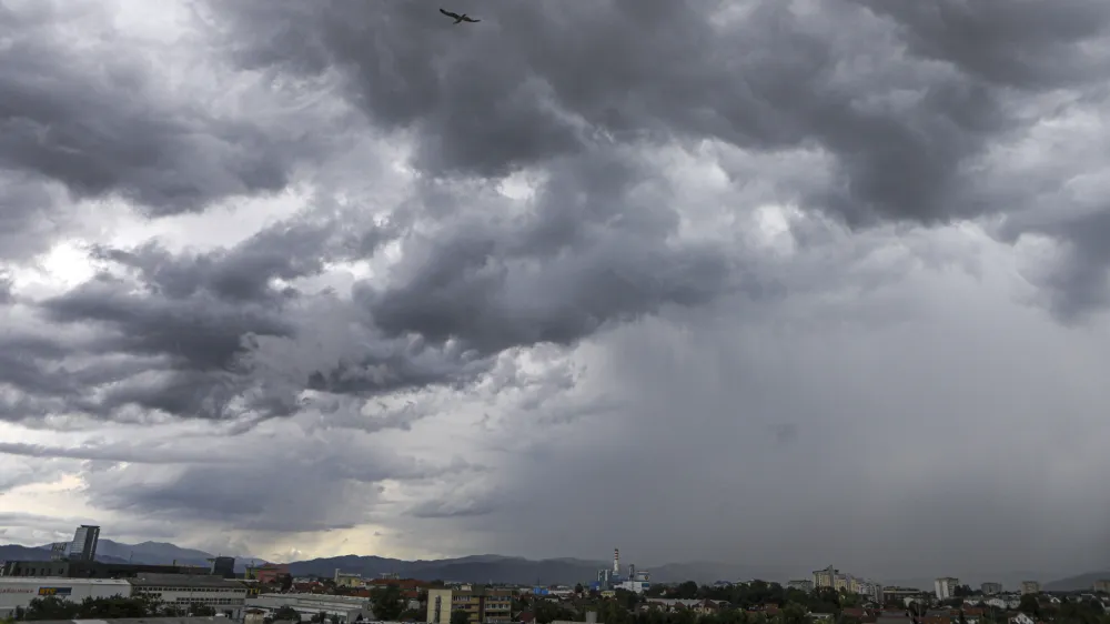 - 08.06.2023 - nevihtni oblaki nad Ljubljano, nevihta, dež, oranžni alarm. močnejši naliv, neurje<br><br> <br>//FOTO: Luka Cjuha