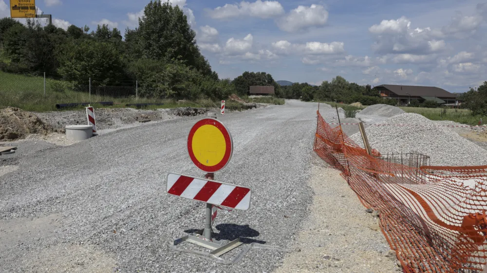 V prihodnjih dneh bodo začeli asfaltirati južno vrhniško obvoznico. Če bo šlo vse po načrtih, bo končana do sredine meseca. 