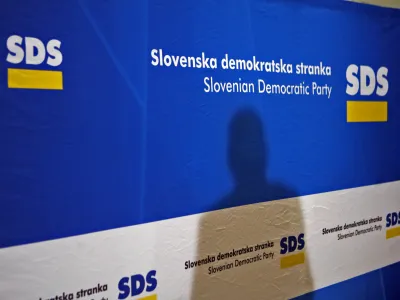 - ilustrativna fotografija - Svet stranke SDS - predsednik stranke ponudil svoj odstop z mesta predsednika stranke zaradi očitkov protikorupcijske komisije, ki je pregledala premoženjsko stanje predsednikov parlamentarnih strank.//FOTO: Bojan Velikonja