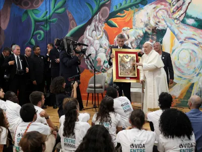 Pope Francis accompanied by Scholas Occurrentes director Jose Maria del Corral speaks to young students during a visit to Scholas Occurrentes in Cascais, Portugal, 03 August 2023. The Pontiff will be in Portugal on the occasion of World Youth Day (WYD), one of the main events of the Church that gathers the Pope with youngsters from around the world, that takes place until 06 August. ANTONIO COTRIM/Pool via REUTERS