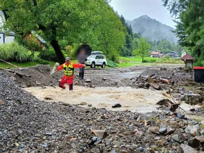 Skofja Loka.<br>Gorski resevalci GRS Skofja Loka so iz samotne visje lezece kmetije resili druzino z majhnimi otroki. <br>Foto: GRS Skofja Loka