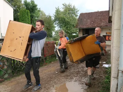 Poplave 2023, čiščenje po poplavah, uničeno pohištvo