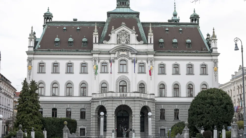 Visokošolski sindikat Slovenije je doživel razdor ob vprašanju, katere zahteve je treba v pogajanjih nasloviti na vlado. Na simbolni fotografiji sedež Univerze v Ljubljani. 