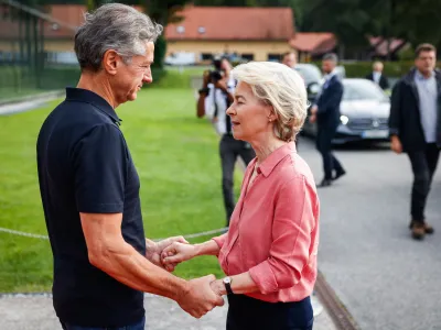 Ljubljana.<br>Na obisku v Sloveniji bo predsednica Evropske komisije Ursula von der Leyen, ki si bo v spremstvu evropskega komisarja za krizno upravljanje Janeza Lenarcica ogledala v poplavah prizadeta obmocja.<br>Predsednica Evropske komisije Ursula von der Leyen in predsednik vlade Robert Golob.