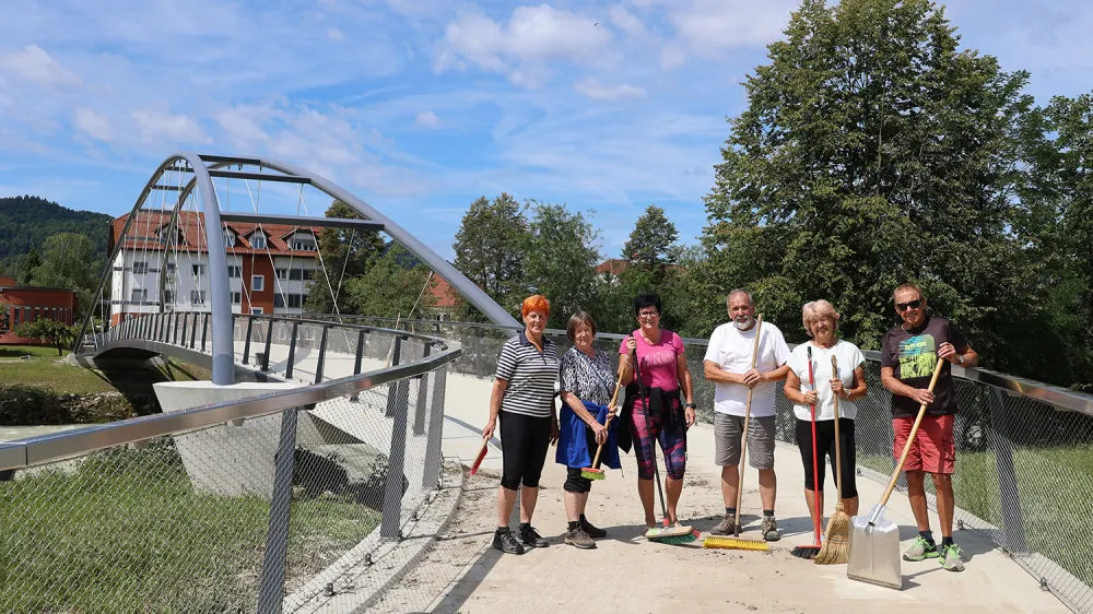 Novo brv Medvoški lok, ki je brez poškodb prestala uničujoče poplave, so naplavin očistili krajani in prostovoljci Turističnega društva Pirniče. 