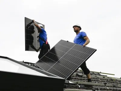 Če občine nimajo sredstev, da bi sončne elektrarne na občinskih stavbah ali parkiriščih financirale same, lahko to novo zakonsko obvezo izpolnijo preko tretje osebe, torej tako, da svoje objekte dajo na razpolago drugim investitorjem, poudarjajo na ministrstvu. 