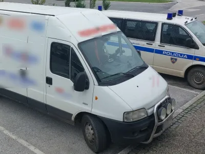 Škofjeloški policisti so v sredo obravnavali dva Bolgara, ki sta bila neupravičeno v novogradnji. Imela sta kombi z lažnimi oznakami podjetja za montažo oken. 