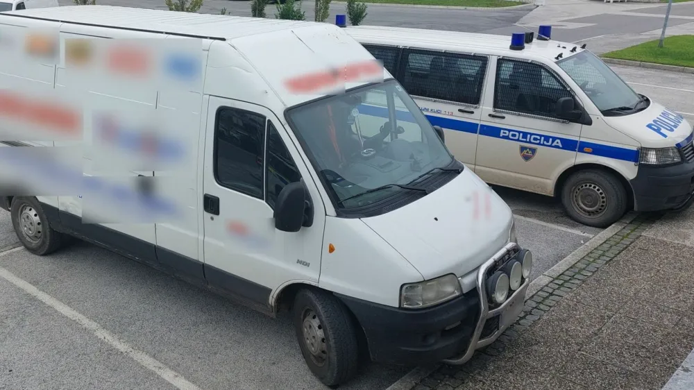 Škofjeloški policisti so v sredo obravnavali dva Bolgara, ki sta bila neupravičeno v novogradnji. Imela sta kombi z lažnimi oznakami podjetja za montažo oken. 