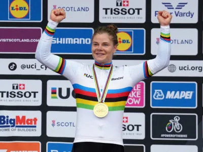 Cycling - UCI World Championships 2023 - Glasgow, Scotland, Britain - August 13, 2023 Gold medallist Belgium's Lotte Kopecky celebrates on the podium after winning the women's elite road race REUTERS/Maja Smiejkowska