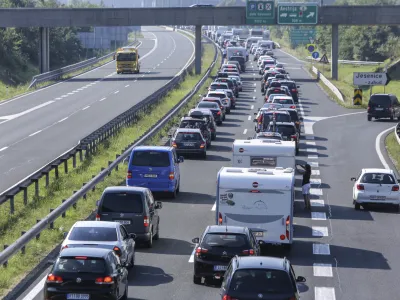 ﻿- 28.08.2016 - Gorenjska avtocesta - 10km prometni zastoj pred mejnim prehodom Karavanke na Jesenicah  //FOTO: Jaka Gasar