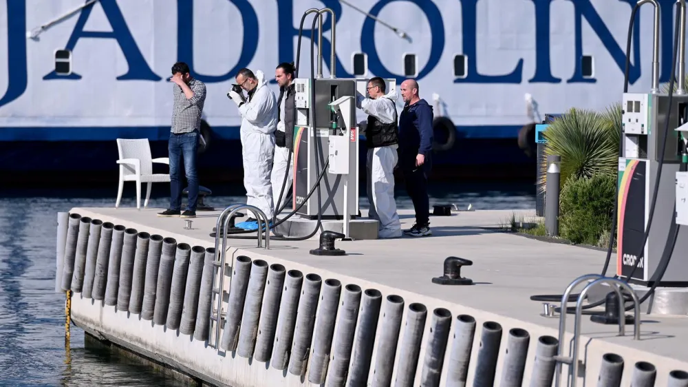 29.04.2022., Zadar - Policijski ocevic u luci Gazenica nakon pucnjave i pregovaranja s napadacem koji se u jutarnjim satima predao i uhicen je. Photo: Dino Stanin/PIXSELL